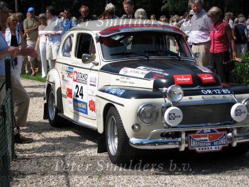 Oisterwijk, 15 Juli 2006
Eerste dag Classic Car Rally Amsterdam-Beijing
1e stop om afscheid te nemen van familie en vriendin bij Rosep
Henk v Rooij en Marijke v Rooij met hun Volvo P544 uit 1964