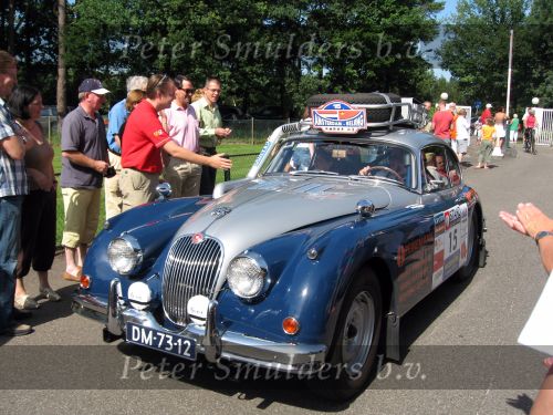Oisterwijk, 15 Juli 2006
Eerste dag Classic Car Rally Amsterdam-Beijing
1e stop om afscheid te nemen van familie en vriendin bij Rosep
Jaap Peinemann en Carla Peinemann met hun Jaguar FHC XK 150 3.8 uit 1961