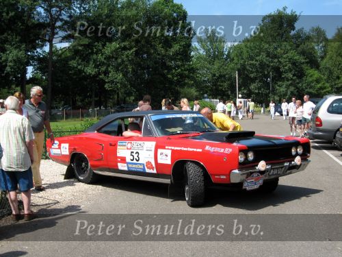 Oisterwijk, 15 Juli 2006
Eerste dag Classic Car Rally Amsterdam-Beijing
1e stop om afscheid te nemen van familie en vriendin bij Rosep
Jan Willem v Waning en Dick v Waning met hun Dodge Coronet 500 uit 1968