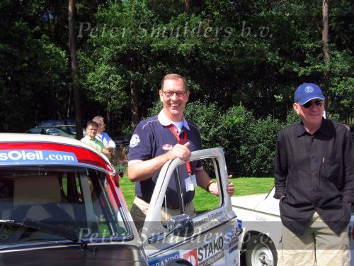 Oisterwijk, 15 Juli 2006
Eerste dag Classic Car Rally Amsterdam-Beijing
1e stop om afscheid te nemen van familie en vriendin bij Rosep
Projectontwikkelaar Leon v d Kerkhoff bij hun Volvo P544 uit 1964