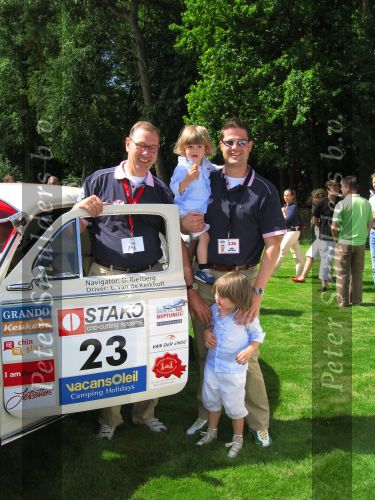 Oisterwijk, 15 Juli 2006
Eerste dag Classic Car Rally Amsterdam-Beijing
1e stop om afscheid te nemen van familie en vriendin bij Rosep
Projectontwikkelaar Leon v d Kerkhoff met zijn partner Dirk Rietberg met kinderen en hun Volvo P544 uit 1964