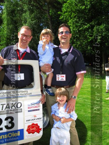 Oisterwijk, 15 Juli 2006
Eerste dag Classic Car Rally Amsterdam-Beijing
1e stop om afscheid te nemen van familie en vriendin bij Rosep
Projectontwikkelaar Leon v d Kerkhoff met zijn partner Dirk Rietberg met kinderen en hun Volvo P544 uit 1964