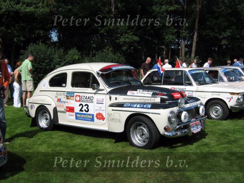 Oisterwijk, 15 Juli 2006
Eerste dag Classic Car Rally Amsterdam-Beijing
1e stop om afscheid te nemen van familie en vriendin bij Rosep
Projectontwikkelaar Leon v d Kerkhoff en partner Dirk Rietberg hun Volvo P544 uit 1964