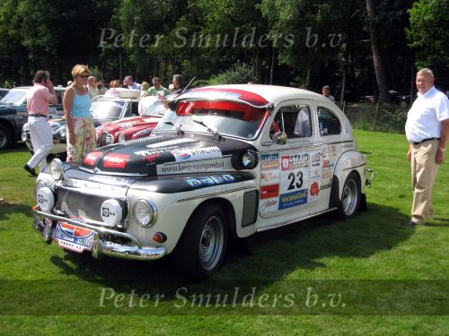 Oisterwijk, 15 Juli 2006
Eerste dag Classic Car Rally Amsterdam-Beijing
1e stop om afscheid te nemen van familie en vriendin bij Rosep
Projectontwikkelaar Leon v d Kerkhoff en partner Dirk Rietberg hun Volvo P544 uit 1964
