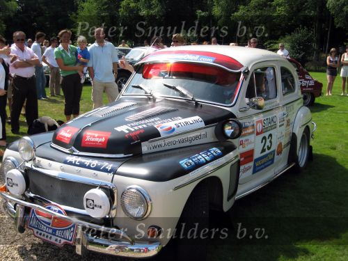 Oisterwijk, 15 Juli 2006
Eerste dag Classic Car Rally Amsterdam-Beijing
1e stop om afscheid te nemen van familie en vriendin bij Rosep
Projectontwikkelaar Leon v d Kerkhoff en partner Dirk Rietberg hun Volvo P544 uit 1964