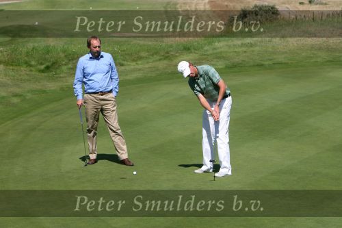 Zandvoort, 18 Juli 2006
KLM Dutch Open 2006 Persconferentie op de Kennemer Golfclub
Maarten Lafeber, een van de deelnemers na afloop een westrijd putten met toernooidirecteur Daan Slooter