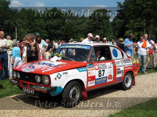 Oisterwijk, 15 Juli 2006
Eerste dag Classic Car Rally Amsterdam-Beijing
1e stop om afscheid te nemen van familie en vriendin bij Rosep
Peter v d Berg en Joop Kockx met hun DAF Coupe uit 1975