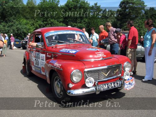 Oisterwijk, 15 Juli 2006
Eerste dag Classic Car Rally Amsterdam-Beijing
1e stop om afscheid te nemen van familie en vriendin bij Rosep
Renze Petstra en Ben Bos met hun Volvo P 544 uit 1965