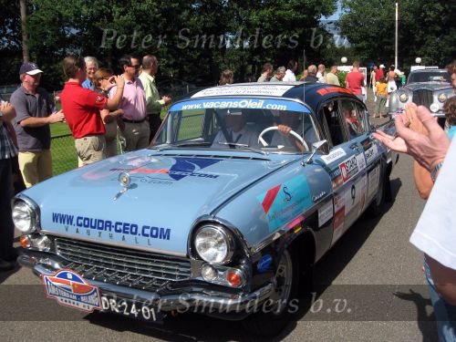 Oisterwijk, 15 Juli 2006
Eerste dag Classic Car Rally Amsterdam-Beijing
1e stop om afscheid te nemen van familie en vriendin bij Rosep
Rob hogervorst en Piet Hogervorst met hun Vauxhall Cresta PA uit 1958