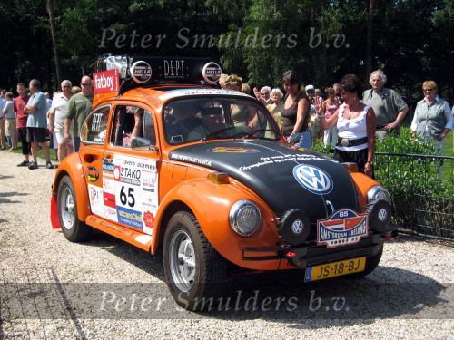 Oisterwijk, 15 Juli 2006
Eerste dag Classic Car Rally Amsterdam-Beijing
1e stop om afscheid te nemen van familie en vriendin bij Rosep
Rob Stolzenbach en Joop Renes met hun VW Volkswagen 1302 LS Kever uit 1971
