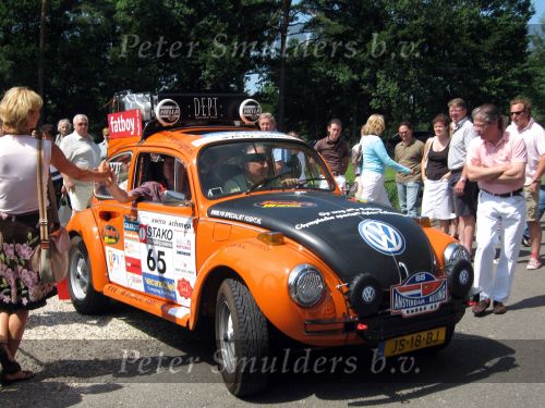 Oisterwijk, 15 Juli 2006
Eerste dag Classic Car Rally Amsterdam-Beijing
1e stop om afscheid te nemen van familie en vriendin bij Rosep
Rob Stolzenbach en Joop Renes met hun VW Volkswagen 1302 LS Kever uit 1971