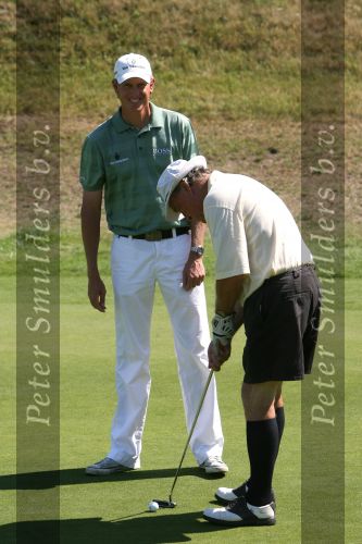 Zandvoort, 18 Juli 2006
KLM Dutch Open 2006 Persconferentie
Robbie v Erven Dorens speelt na afloop een rondje golf op de Kennemer Golfclub en probeert Maarten Lafeber een les in putten te geven