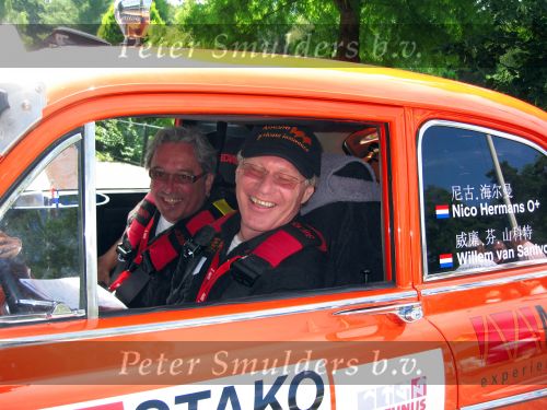 Oisterwijk, 15 Juli 2006
Eerste dag Classic Car Rally Amsterdam-Beijing
1e stop om afscheid te nemen van familie en vriendin bij Rosep
Willem v Santvoort en Nico Hermans met hun Volvo Amazon uit 1969