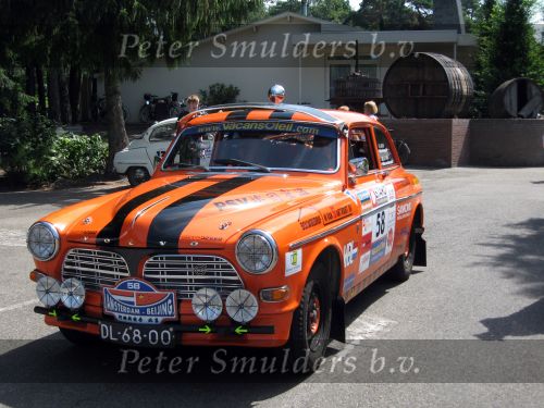 Oisterwijk, 15 Juli 2006
Eerste dag Classic Car Rally Amsterdam-Beijing
1e stop om afscheid te nemen van familie en vriendin bij Rosep
Willem v Santvoort en Nico Hermans met hun Volvo Amazon uit 1969