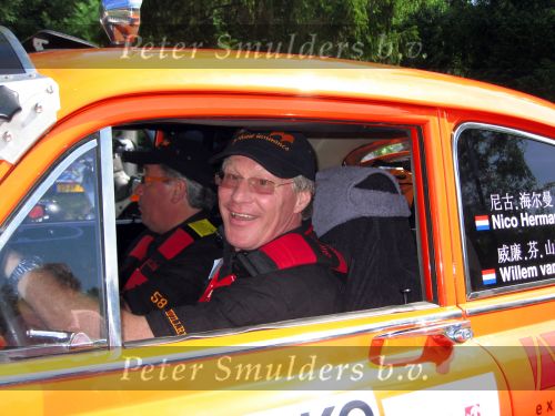 Oisterwijk, 15 Juli 2006
Eerste dag Classic Car Rally Amsterdam-Beijing
1e stop om afscheid te nemen van familie en vriendin bij Rosep
Willem v Santvoort en Nico Hermans met hun Volvo Amazon uit 1969