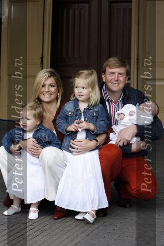 Den Haag 26 juni 2007
Fotomoment met Prins Willem Alexander Maxima Prinses Amalia Alexia en Ariane bij de koninklijke stallen. Prinses Alexia viert haar 2e verjaardag.