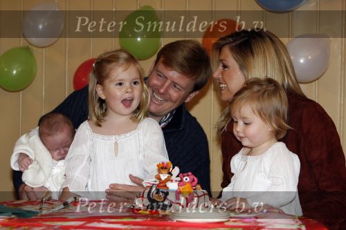 Den Haag 26 juni 2007
Fotomoment met Prins Willem Alexander Maxima Prinses Amalia Alexia en Ariane bij de koninklijke stallen. Prinses Alexia viert haar 2e verjaardag.