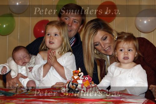 Den Haag 26 juni 2007
Fotomoment met Prins Willem Alexander Maxima Prinses Amalia Alexia en Ariane bij de koninklijke stallen. Prinses Alexia viert haar 2e verjaardag.