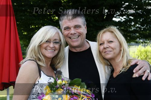 Berkel Enschot, 1 Juli 2007
CD Uitreiking en afscheid van Corry konings, die samen met haar vriend Wim Tromp gaat emigreren naar Spanje.
Hier op de foto zoon Corry met haar collega Andy de Witt ( Ad v d Hurk en vriendin ) die ook enkele songs heeft geschreven van haar nieuwe album