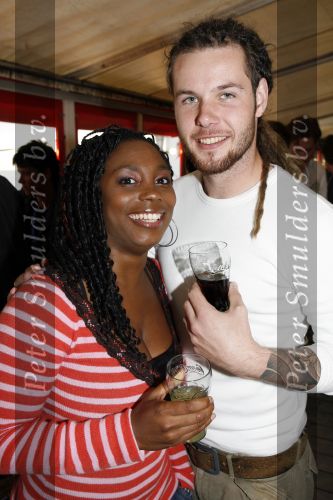Bergen aan Zee 4 juli 2007
Tros zomerfeesten in bergen aan zee. Angela Esajas met vriend kussend