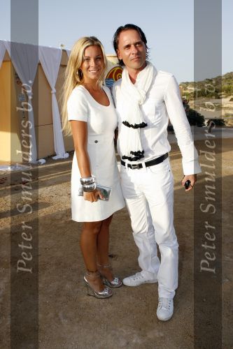 Ibiza 7 juli 2007
Yfke Sturm en haar man Imad Izemrane trouwen op het strand .Angela v Hulten en Eric Kuster