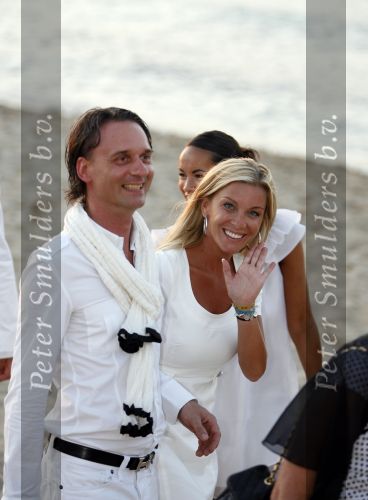 Ibiza 7 juli 2007
Yfke Sturm en haar man Imad Izemrane trouwen op het strand .Angela v Hulten en Eric Kuster