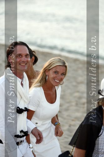 Ibiza 7 juli 2007
Yfke Sturm en haar man Imad Izemrane trouwen op het strand .Angela v Hulten en Eric Kuster