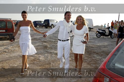 Ibiza 7 juli 2007
Yfke Sturm en haar man Imad Izemrane trouwen op het strand .Eric Kuster en Angela v Hulten