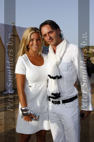 Ibiza 7 juli 2007
Yfke Sturm en haar man Imad Izemrane trouwen op het strand .Angela v Hulten en Eric Kuster