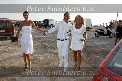 Ibiza 7 juli 2007
Yfke Sturm en haar man Imad Izemrane trouwen op het strand .Eric Kuster en Angela v Hulten