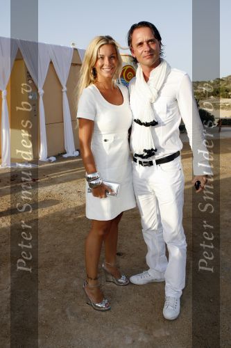 Ibiza 7 juli 2007
Yfke Sturm en haar man Imad Izemrane trouwen op het strand .Eric Kuster en Angela v Hulten