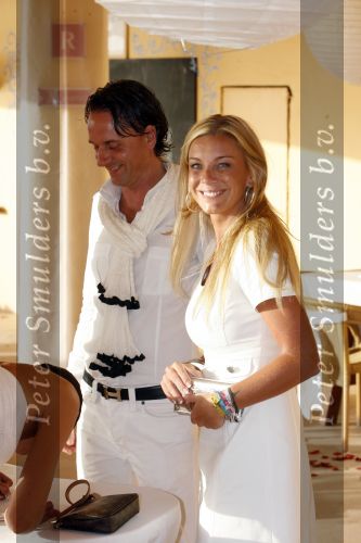 Ibiza 7 juli 2007
Yfke Sturm en haar man Imad Izemrane trouwen op het strand .Eric Kuster en Angela v Hulten