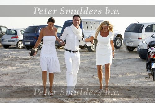 Ibiza 7 juli 2007
Yfke Sturm en haar man Imad Izemrane trouwen op het strand .Eric Kuster en Angela v Hulten