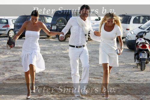 Ibiza 7 juli 2007
Yfke Sturm en haar man Imad Izemrane trouwen op het strand .Eric Kuster en Angela v Hulten