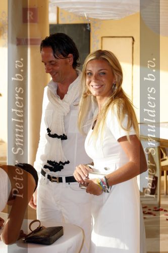 Ibiza 7 juli 2007
Yfke Sturm en haar man Imad Izemrane trouwen op het strand .Eric Kuster en Angela v Hulten