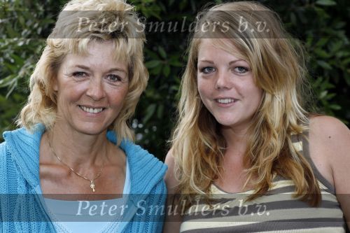Alphen aan de Rijn 9 juli 2007
Annie Schilder en haar dochter Anja voor metamorfose bij L oreal door kapper Ad Peters.