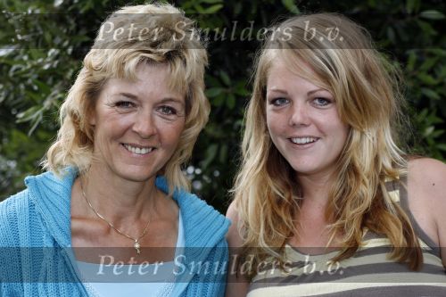 Alphen aan de Rijn 9 juli 2007
Annie Schilder en haar dochter Anja voor metamorfose bij L oreal door kapper Ad Peters.
