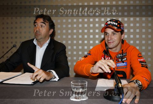 Amsterdam 10 juli 2007
Persconferentie van Christijan Albers in hotel de kersetuin nadat hij door het spyker team ontslagen is . Nick Kouwenhoven zit de pesconferentie voor.