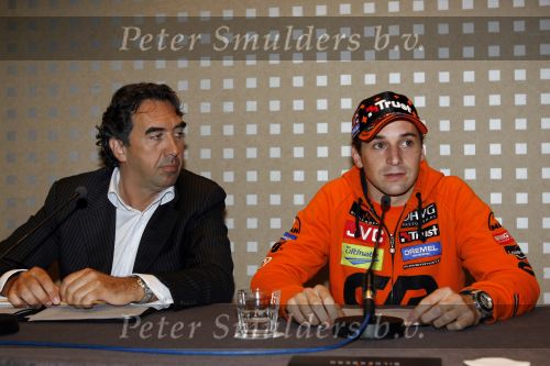 Amsterdam 10 juli 2007
Persconferentie van Christijan Albers in hotel de kersetuin nadat hij door het spyker team ontslagen is . Nick Kouwenhoven zit de pesconferentie voor.