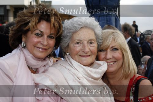 Scheveningen 1 juli 2007
Optreden van il divo bij het kurhaus georganiseerd door het holland casino.  
Christine Kroonenberg met moeder en Willeke Alberti