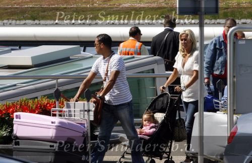 Schiphol 20 juni 2007
Danny Landzaat met vrouw en baby op schiphol.