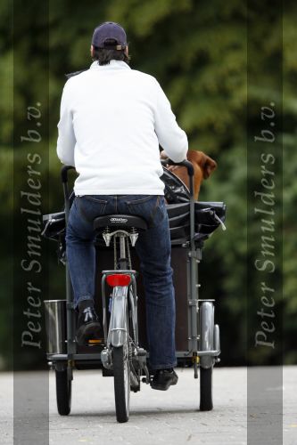 Amsterdam 10 juli 2007
Edwin de Roy v Zuydewijn met hond in bakfiets verbergt zich achter pet.
Peter Smulders bv