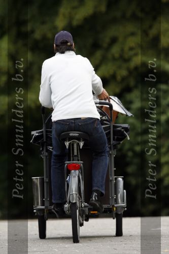 Amsterdam 10 juli 2007
Edwin de Roy v Zuydewijn met hond in bakfiets verbergt zich achter pet.