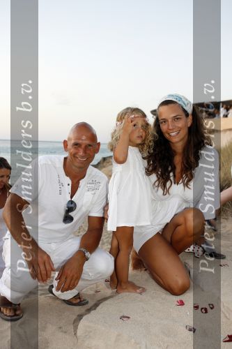 Ibiza 7 juli 2007
Yfke Sturm en haar man Imad Izemrane trouwen op het strand . Eric v Schaai