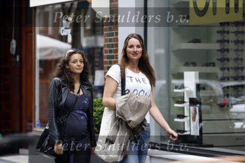 Amsterdam 21 juni 2007
Een zwangere Fajah Lourens en Lieke v Lexmond aan het shoppen op de cornelis schuytstraat.