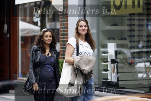 Amsterdam 21 juni 2007
Een zwangere Fajah Lourens en Lieke v Lexmond aan het shoppen op de cornelis schuytstraat.