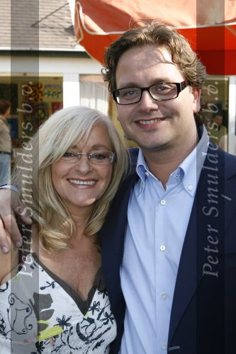 Berkel Enschot, 1 Juli 2007
CD Uitreiking en afscheid van Corry konings, die samen met haar vriend Wim Tromp gaat emigreren naar Spanje.
Hier op de foto met Guus Meeuwis die de eerste CD heeft uitgereikt