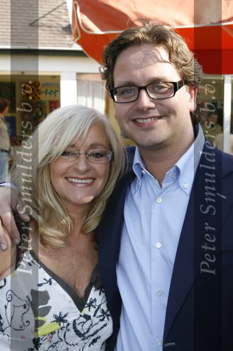 Berkel Enschot, 1 Juli 2007
CD Uitreiking en afscheid van Corry konings, die samen met haar vriend Wim Tromp gaat emigreren naar Spanje.
Hier op de foto met Guus Meeuwis die de eerste CD heeft uitgereikt