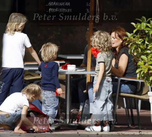 Ibiza 8 juli 2007
Marco Borsato en Leontine Borsato op vakantie met hun kinderen Luca Senna en Jada op ibiza.
