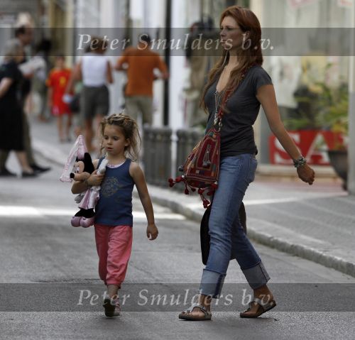 Ibiza 8 juli 2007
Marco Borsato en Leontine Borsato op vakantie met hun kinderen Luca Senna en Jada op ibiza.